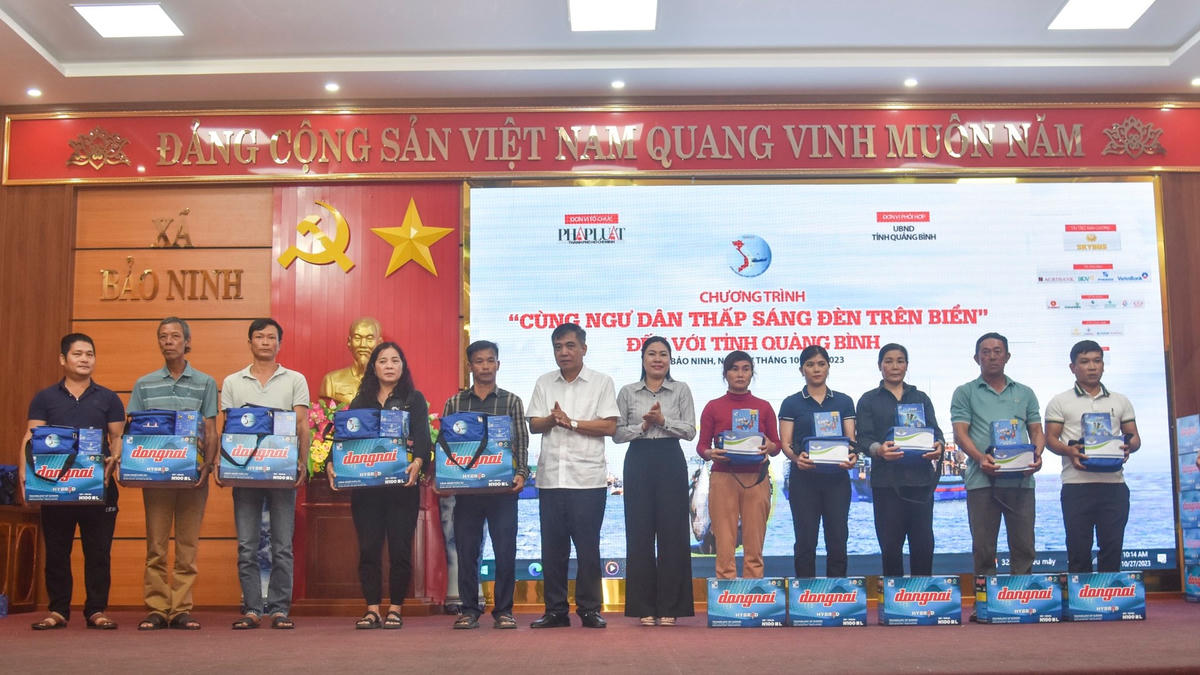 Đại diện ban tổ chức trao tặng quà cho các hộ ngư dân khó khăn.