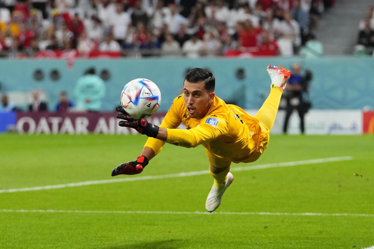 Thủ môn Aymen Dahmen của Tunisia nỗ lực cản bóng.