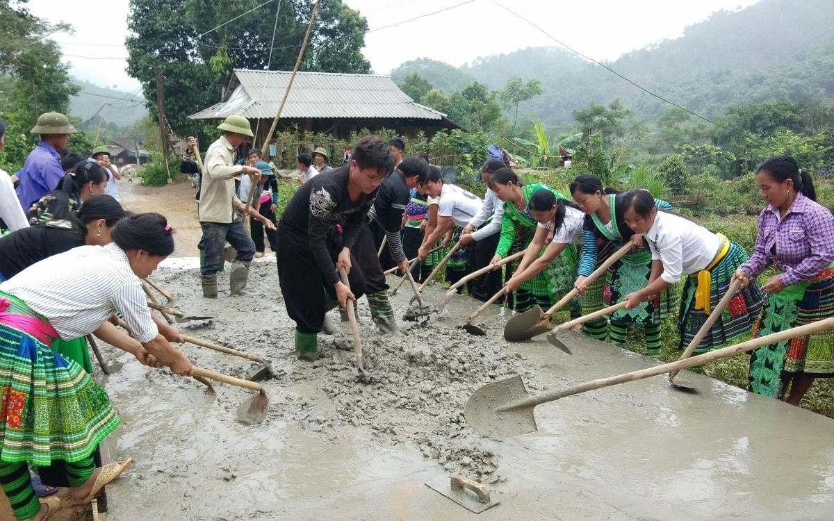 Bà con chung tay làm đường liên thôn bản. Ảnh: Quỳ Châu.