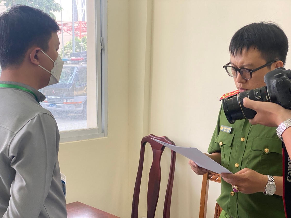 Cơ quan CSĐT Công an TP HCM tống đạt Quyết định khởi tố đối với Huỳnh Công Tân. (Ảnh: T.Lữ).