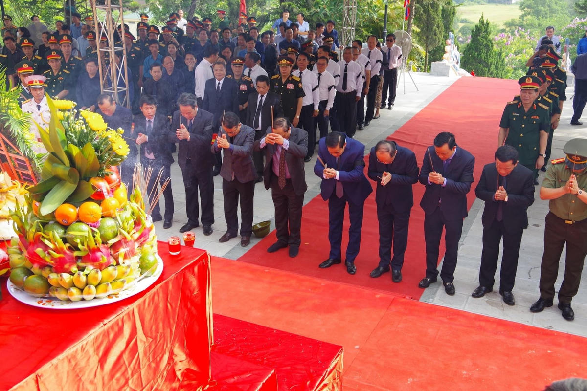 Các đại biểu thành kính dâng hoa, dâng hương tưởng niệm anh linh các liệt sĩ.