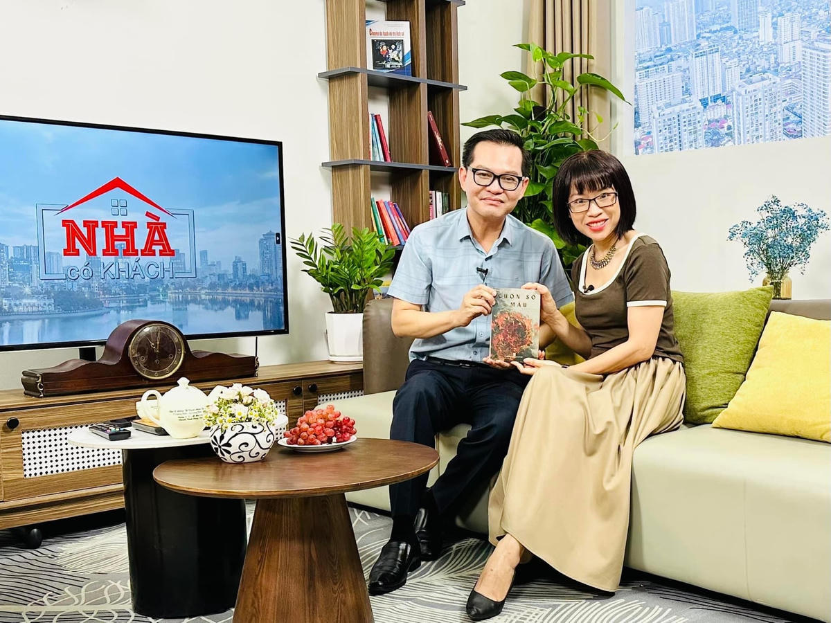 Nhà văn Phong Điệp và NSND Trung Hiếu. Ảnh: FBNV.