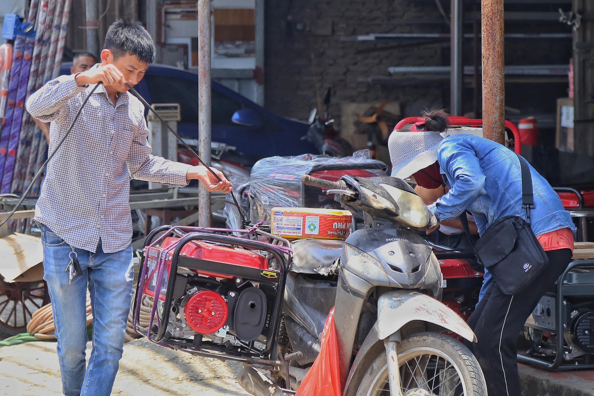 Từng chiếc máy phát điện được vận chuyển đến người mua.