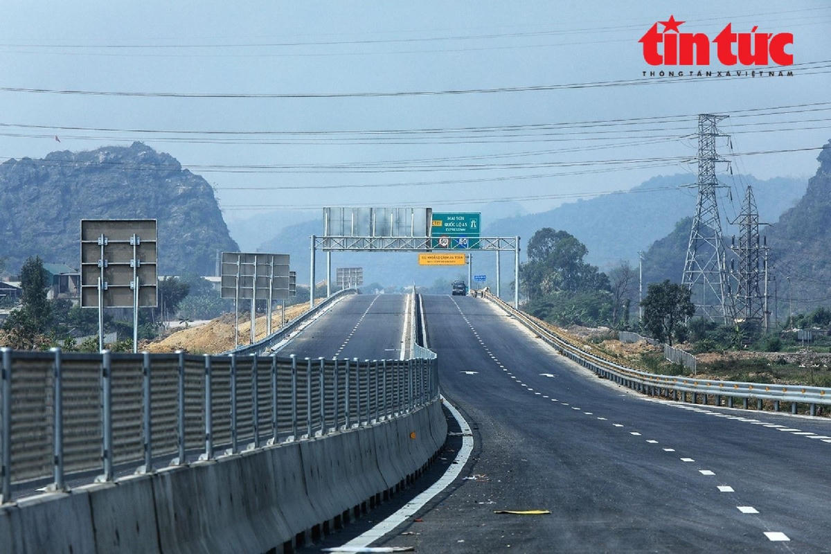 Nền mặt đường cao tốc Mai Sơn - QL45 đã hoàn thành thảm bê tông nhựa nóng tiêu chuẩn, sơn kẻ vẽ phân làn đường... đáp ứng yêu cầu phương tiện lưu thông.