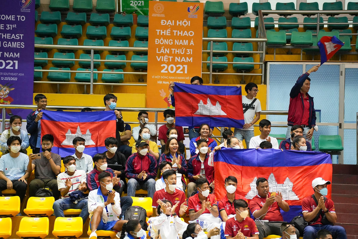 Kịch tính võ sĩ kickboxing Việt Nam đấm bay mũ đối thủ tại SEA Games 31