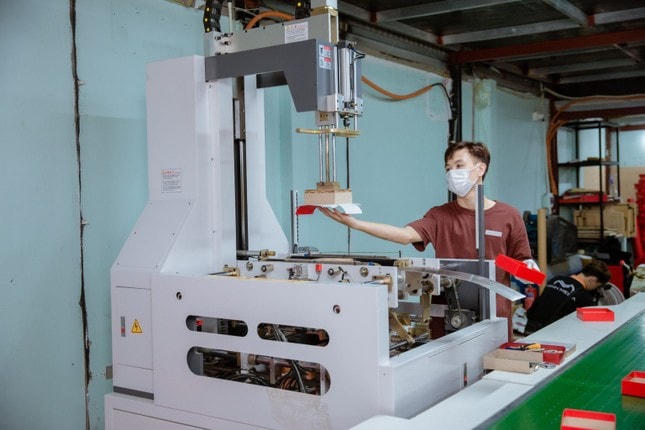 Bên trong nhà máy bao bì của Công ty bao bì Nosava (huyện Khoái Châu, Hưng Yên) với dây chuyền sản xuất hiện đại.