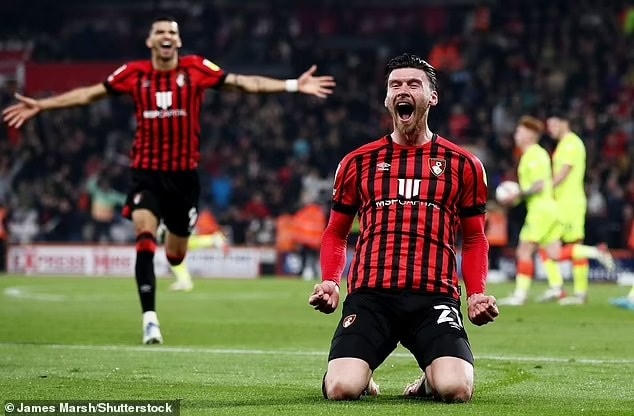 Kieffer Moore trở thành người hùng của Bournemouth khi ghi bàn thắng duy nhất ở phút 83 để giúp đội nhà vượt qua Nottingham ở vòng 45 Championship.