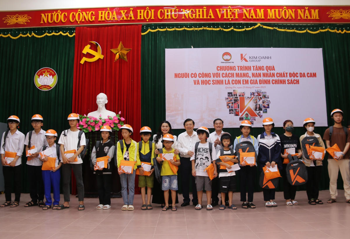 Tri ân anh hùng liệt sĩ, trao quà cho các gia đình chính sách tại Quảng Trị