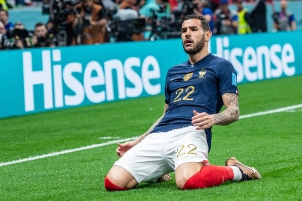 Theo Hernandez vắng mặt trong buổi tập do chấn thương đầu gối. Ảnh: Getty.  