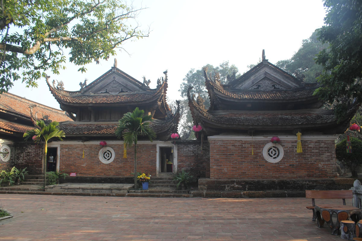 Chùa Tây Phương nằm trên đỉnh đồi Câu Lâu.