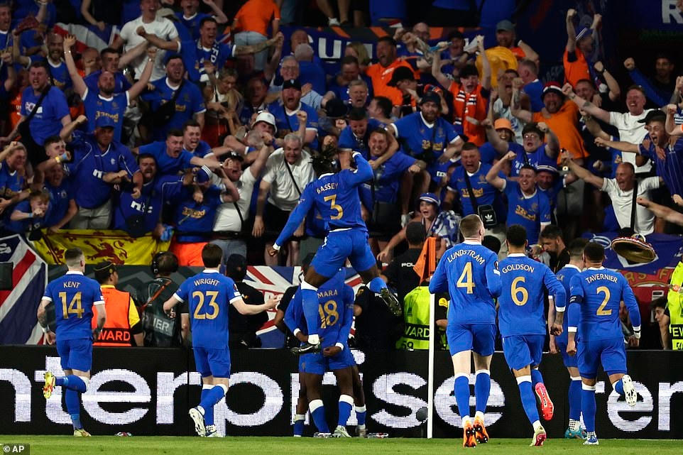 Rangers chọn lối đá phòng ngự sau khi có được bàn thắng. Trong khi đó Frankfurt đẩy cao đội hình để tìm kiếm bàn gỡ và tạo ra được những cơ hội rất ngon ăn. Phút 67, tình huống phòng ngự hớ hênh của hàng thủ Rangers đã trao cơ hội cho Kamada đối mặt thủ thành McGregor, nhưng đáng tiếc là cú lốp bóng cuối cùng lại đi vọt xà ngang.