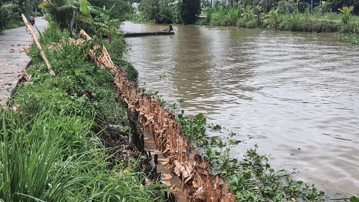 Tuyến lộ giao từ cống Nước Mặn vào chùa Hưng Thiện dài hơn 2 km đầu tư hơn 10 tỷ đưa vào hoạt động hơn 2 năm hiện đã có gần 10 điểm sạt lở ăn sâu vào trong chân lộ, tiềm ẩn nguy hiểm cho người tham gia giao thông.