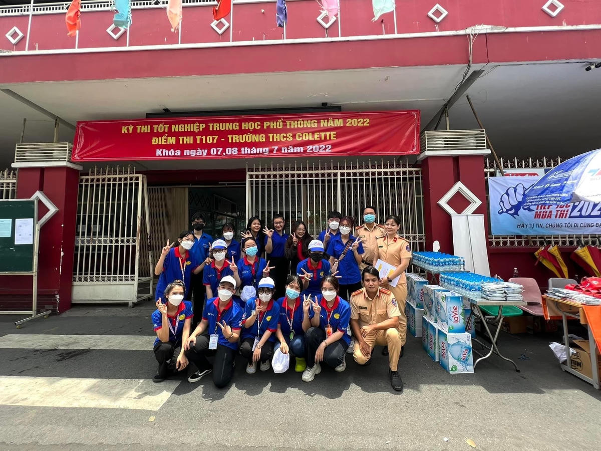  CSGT hỗ trợ các thí sinh tại các điểm thi.