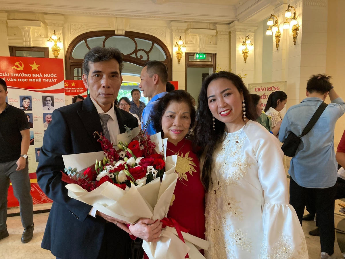 NSND Nguyễn Thị Hiển (đứng giữa) với học trò (biên đạo múa Nguyễn Thị Tuyết Minh và NSND Mai Trung Kiên vừa nhận Giải thưởng Nhà nước năm 2022).  