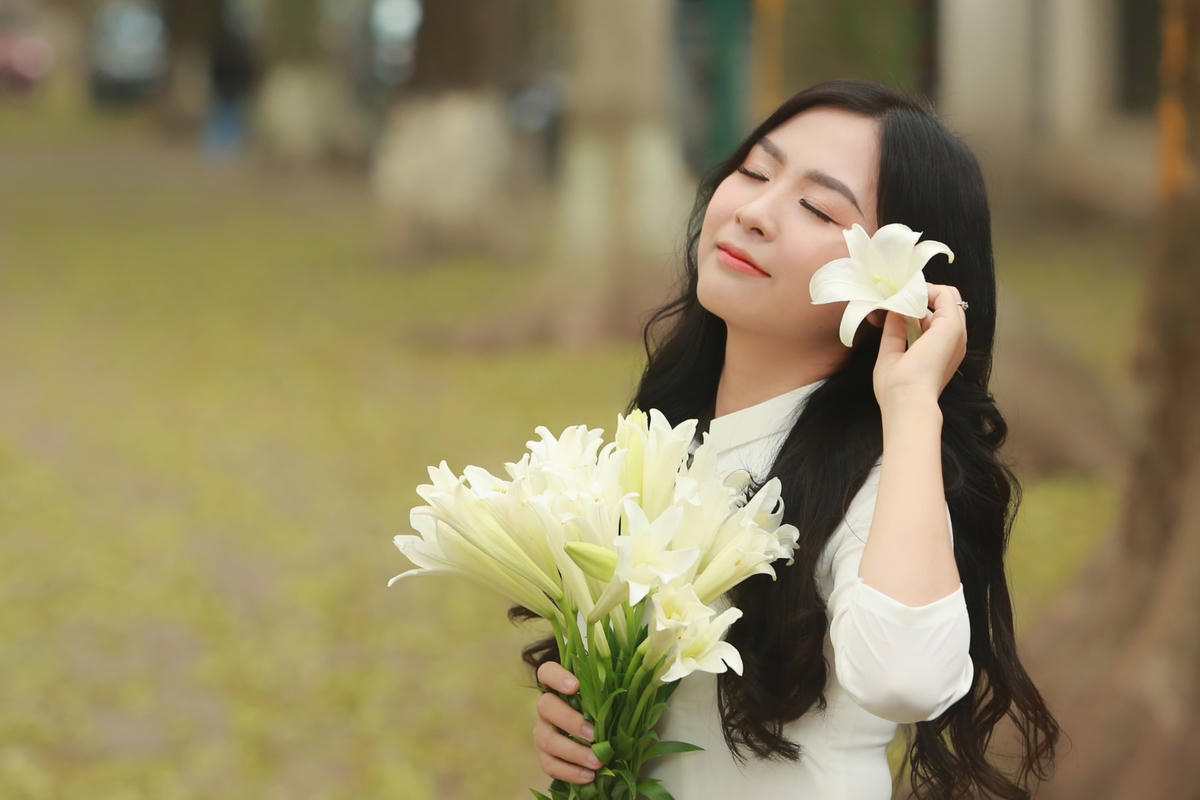 Những bó hoa ly là những "phụ kiện" được nhiều người lựa chọn khi chụp ảnh áo dài trên đường Phan Đình Phùng vì dễ khiến người ta liên tưởng đến hình ảnh người con gái Hà Nội xưa dịu dàng, thướt tha.
