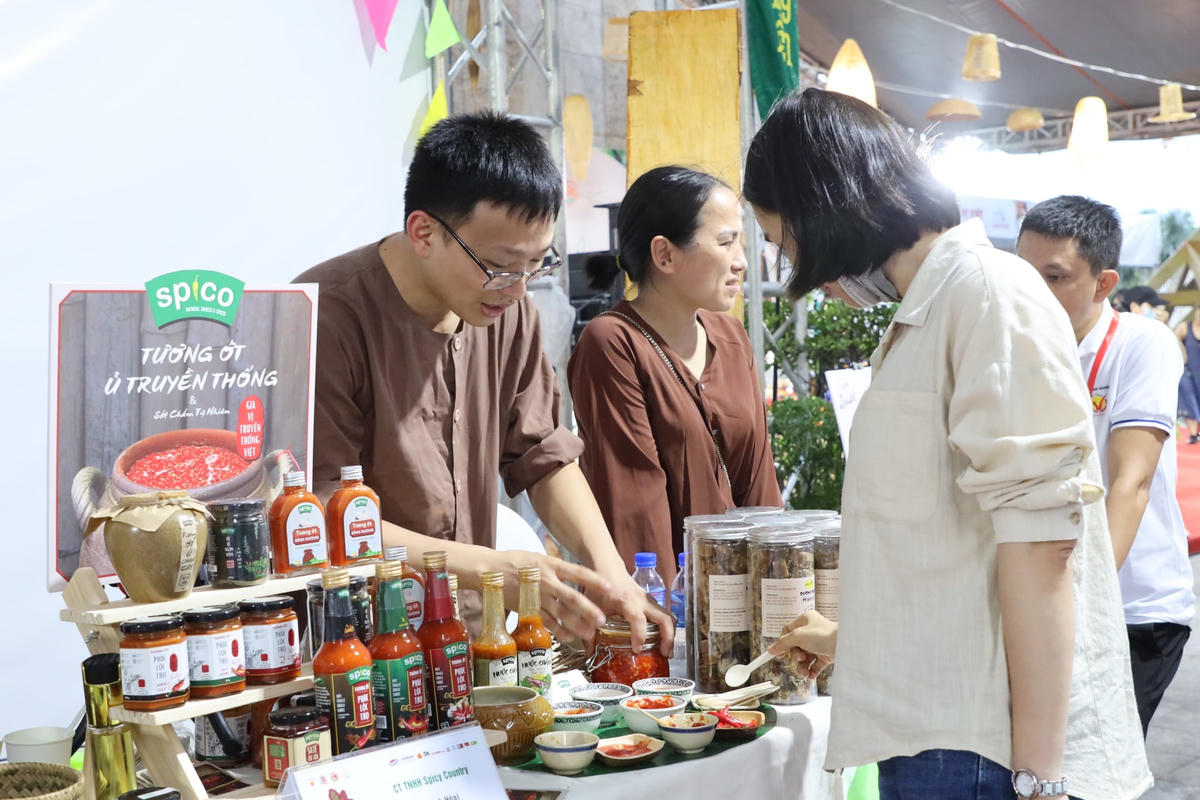 Doanh nghiệp đẩy mạnh giới thiệu sản phẩm cho khách hàng trong và ngoài nước.