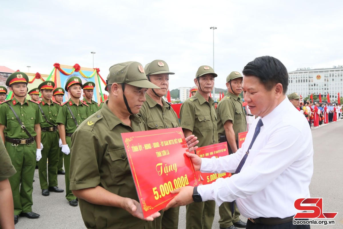 Đồng chí Lò Minh Hùng, Phó Bí thư Thường trực Tỉnh ủy tặng quà lực lượng tham gia bảo vệ ANTT ở cơ sở.