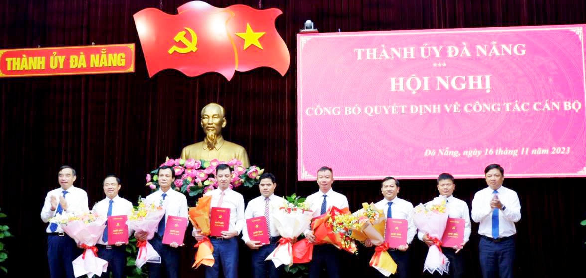 Phó Bí thư Thường trực Thành ủy, Chủ tịch HĐND TP Lương Nguyễn Minh Triết (phải) và Chủ tịch UBND TP Đà Nẵng Lê Trung Chinh (trái), chúc mừng các cán bộ được điều động, giữ chức vụ mới.