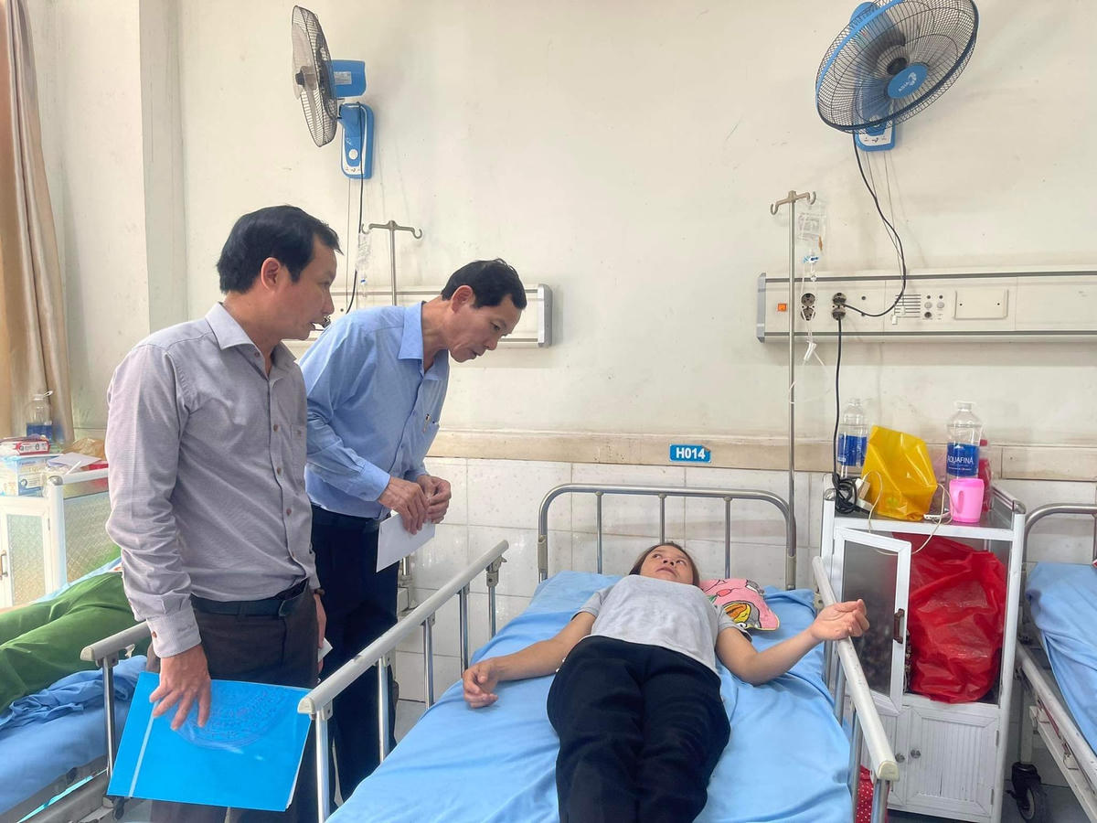 Ông Võ Thanh An thăm hỏi người bị thương tai bệnh viện.