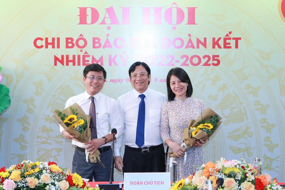 Tặng hoa chúc mừng các đồng chí thôi không tham gia Chi ủy Báo Đại Đoàn Kết nhiệm kỳ 2022-225.