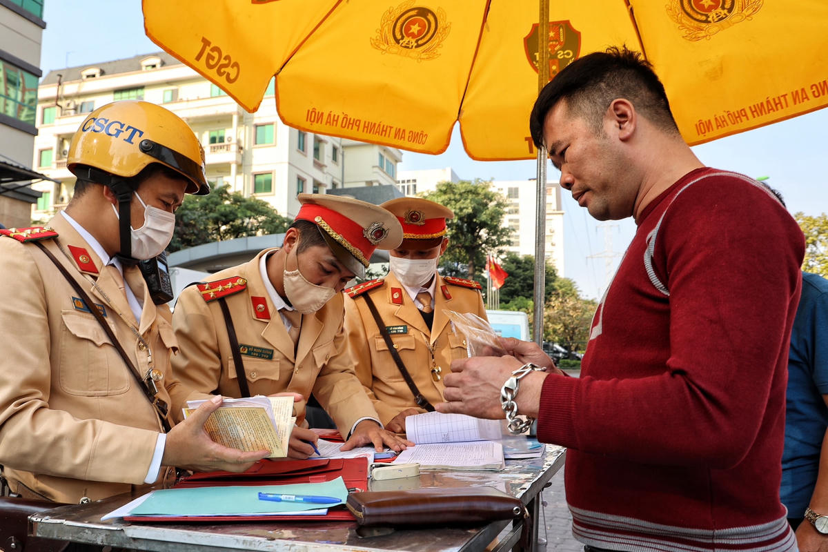 Lực lượng chức năng lập biên bản các phương tiện vi phạm.