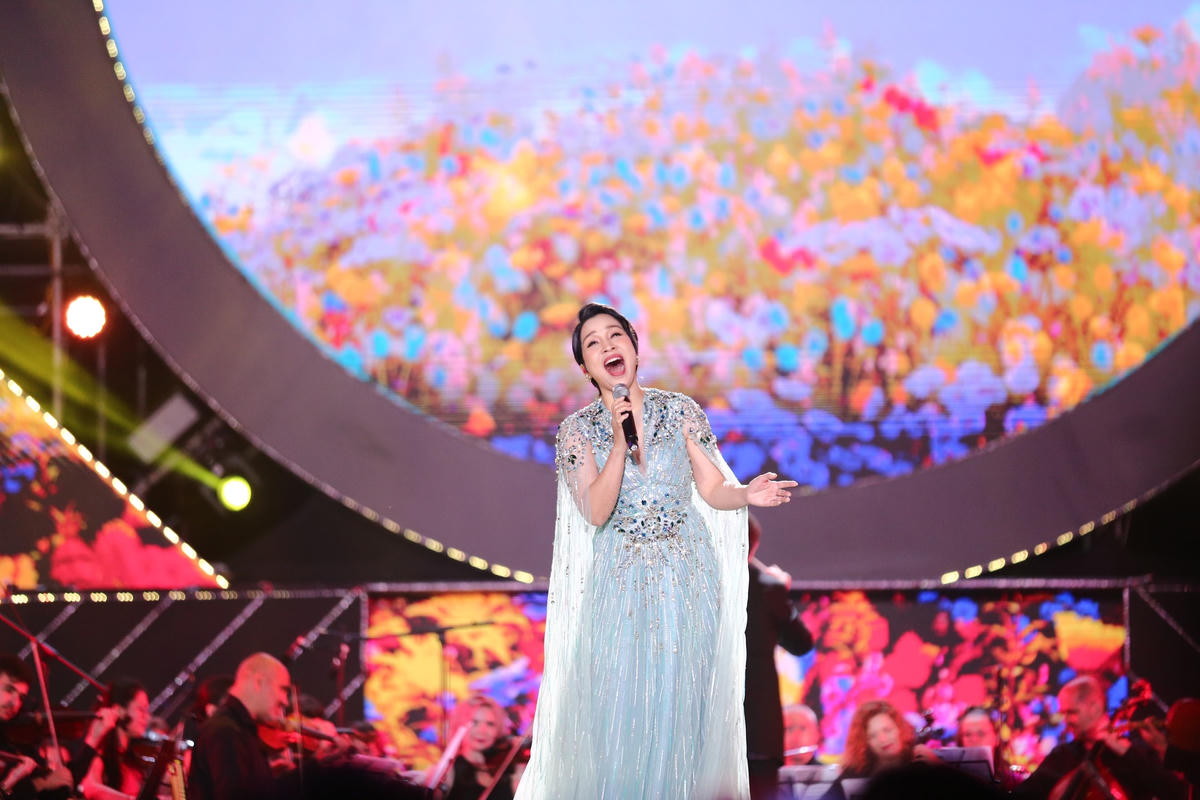Diva Mỹ Linh kết hợp cùng dàn nhạc giao hưởng quốc tế Bucharest Symphony Orchestra.
