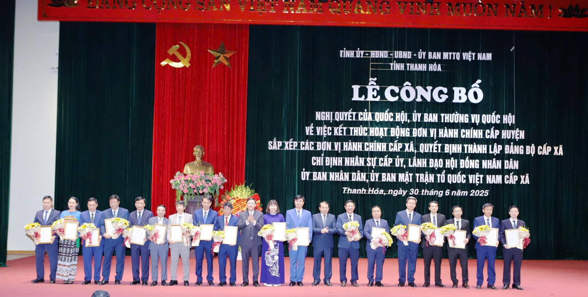 Lãnh đạo tỉnh Thanh Hóa trao quyết định thành lập Đảng bộ xã, phường mới cho các đơn vị tại hội nghị. Ảnh: Nguyễn Chung.