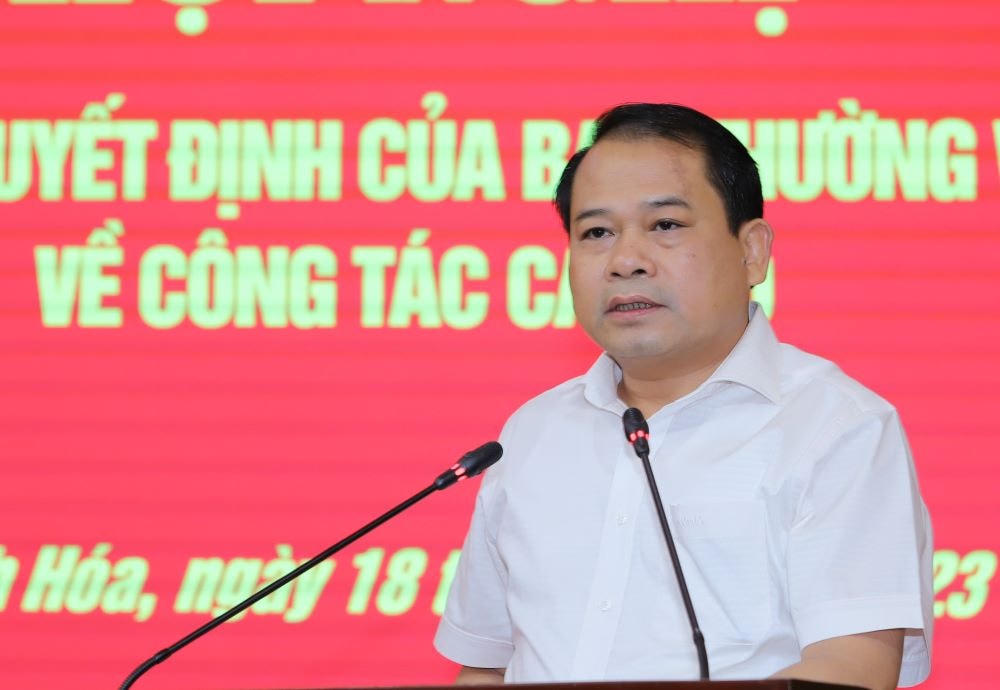 Trưởng ban Tổ chức Tỉnh uỷ Thanh Hoá Nguyễn Văn Hùng công bố các quyết định.