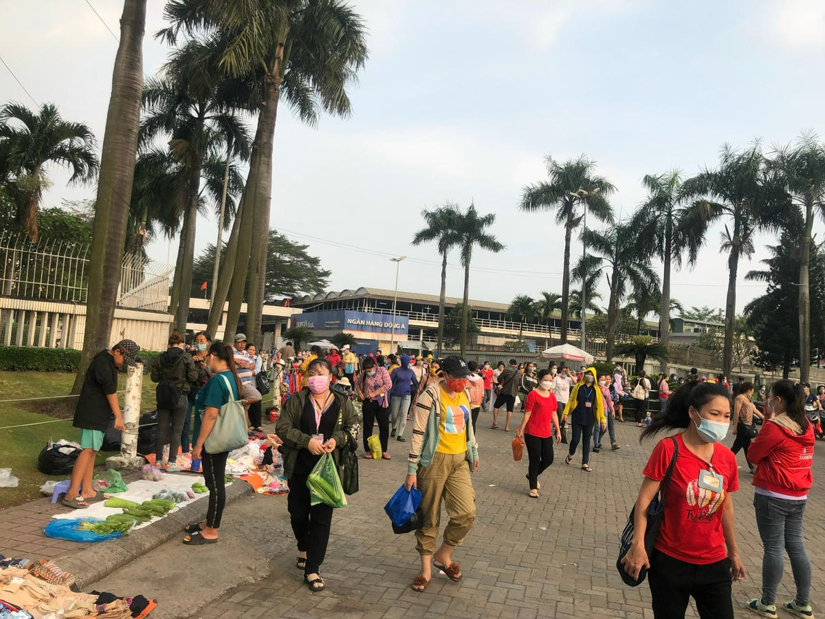 Công nhân trong các khu công nghiệp cần được hỗ trợ trong tình hình bão giá.