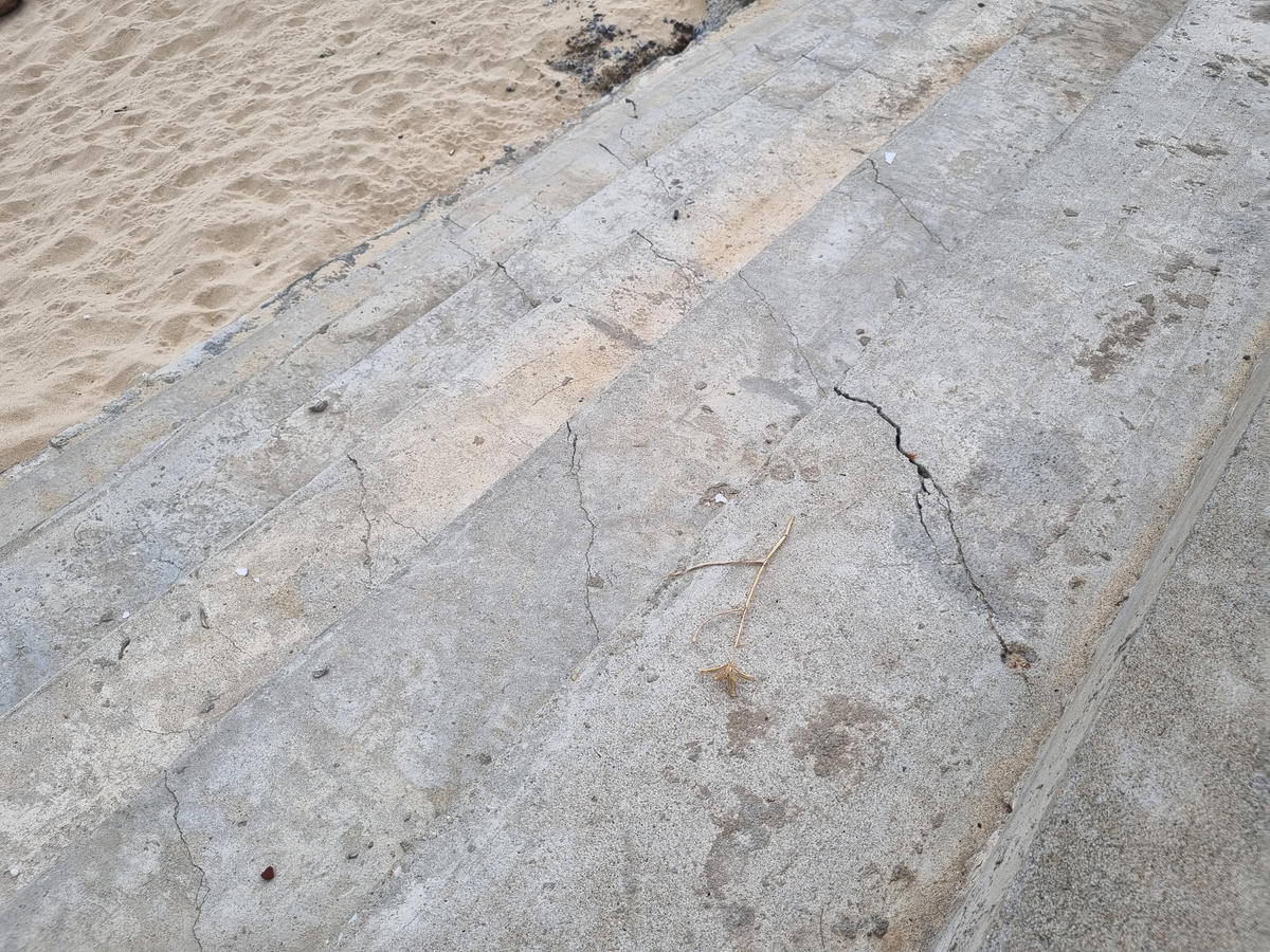 Nhiều điểm nứt mới bắt đầu xuất hiện.