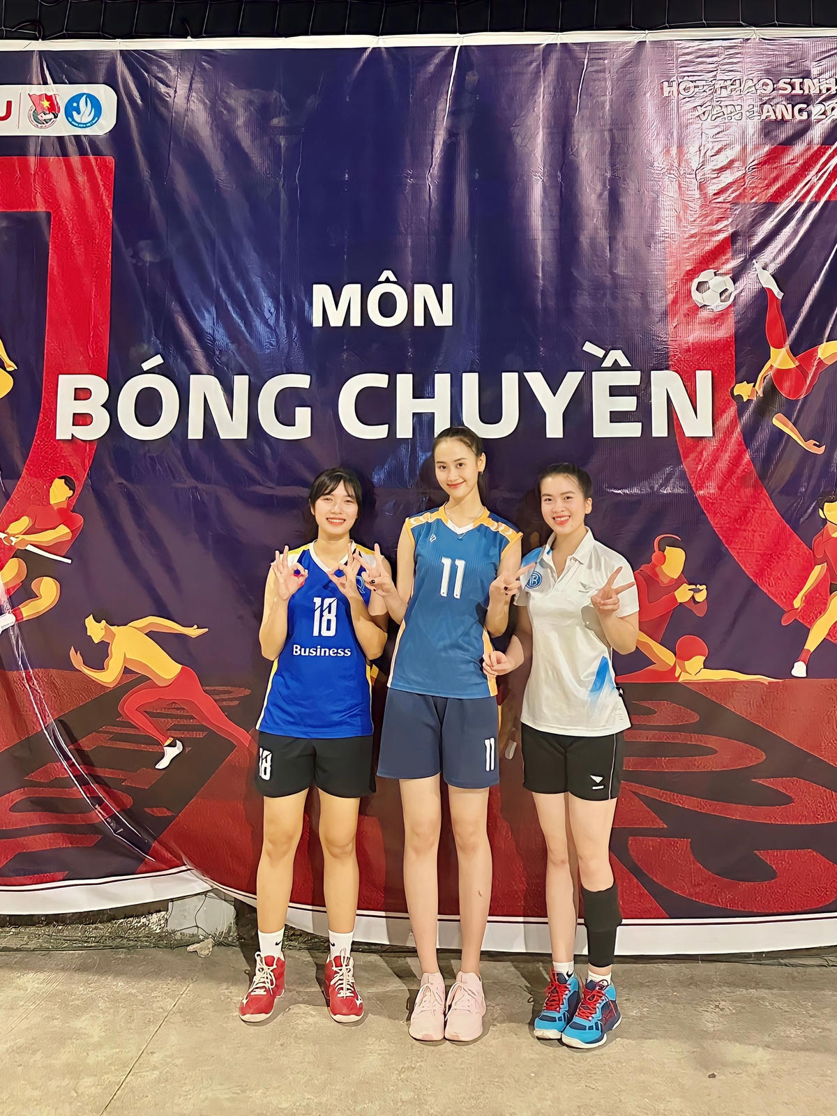 Thí sinh Nguyễn Thiên Thanh (ở giữa) sở hữu ngoại hình nổi bật trên sân bóng chuyền. Thiên Thanh sở hữu chiều cao ấn tượng cùng đôi chân đẹp đáng mơ ước, đây cũng là một lợi thế giúp cô dễ dàng tiếp cận với các bộ môn thể thao, đặc biệt là bóng chuyền.