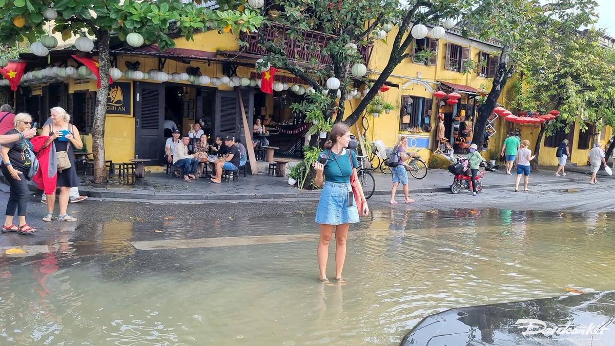 Du khách checkin trên tuyến đường Bạch Đằng ngập nước.