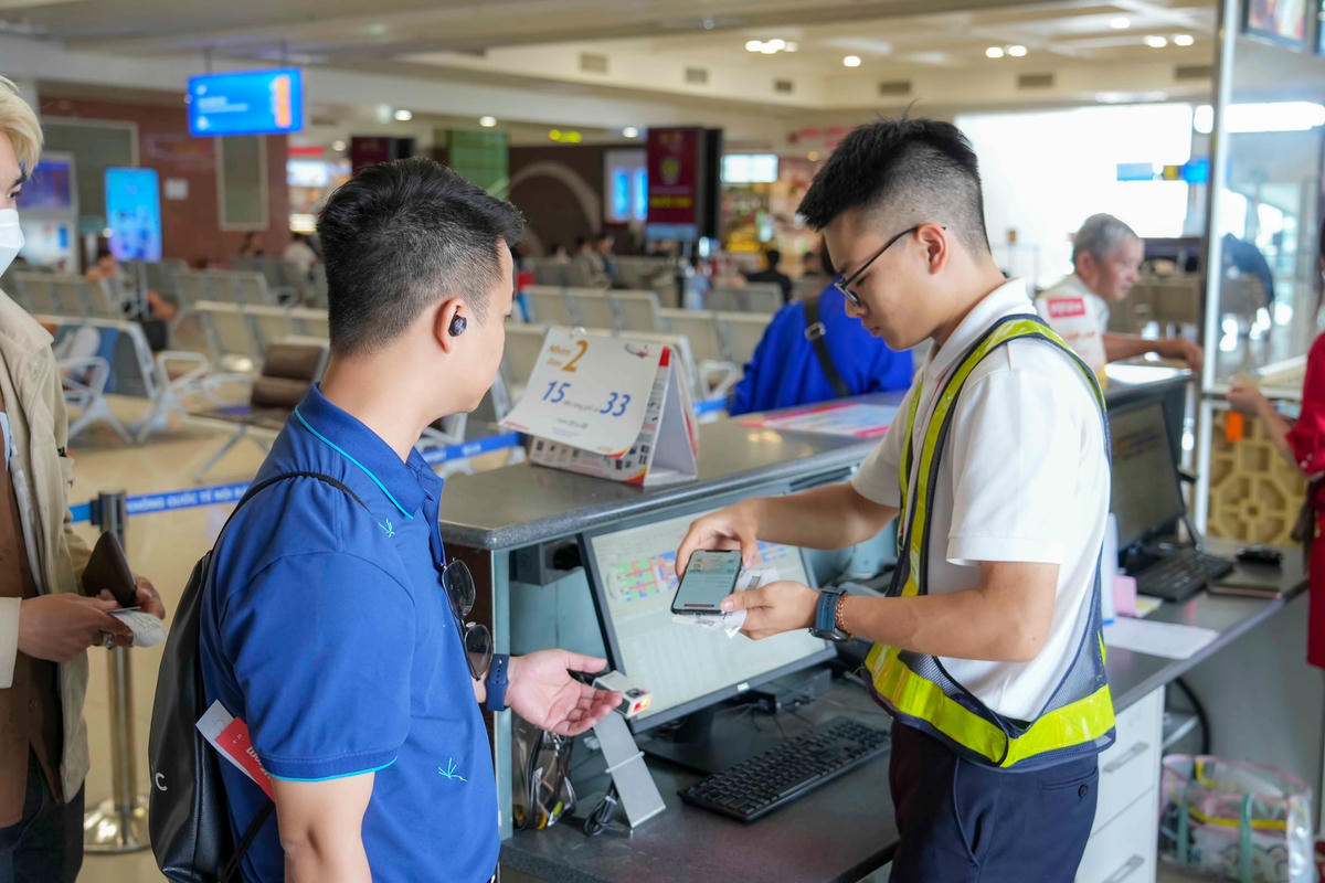 Nhiều hành khách sử dụng VNeID làm thủ tục đi máy bay trong ngày đầu triển khai