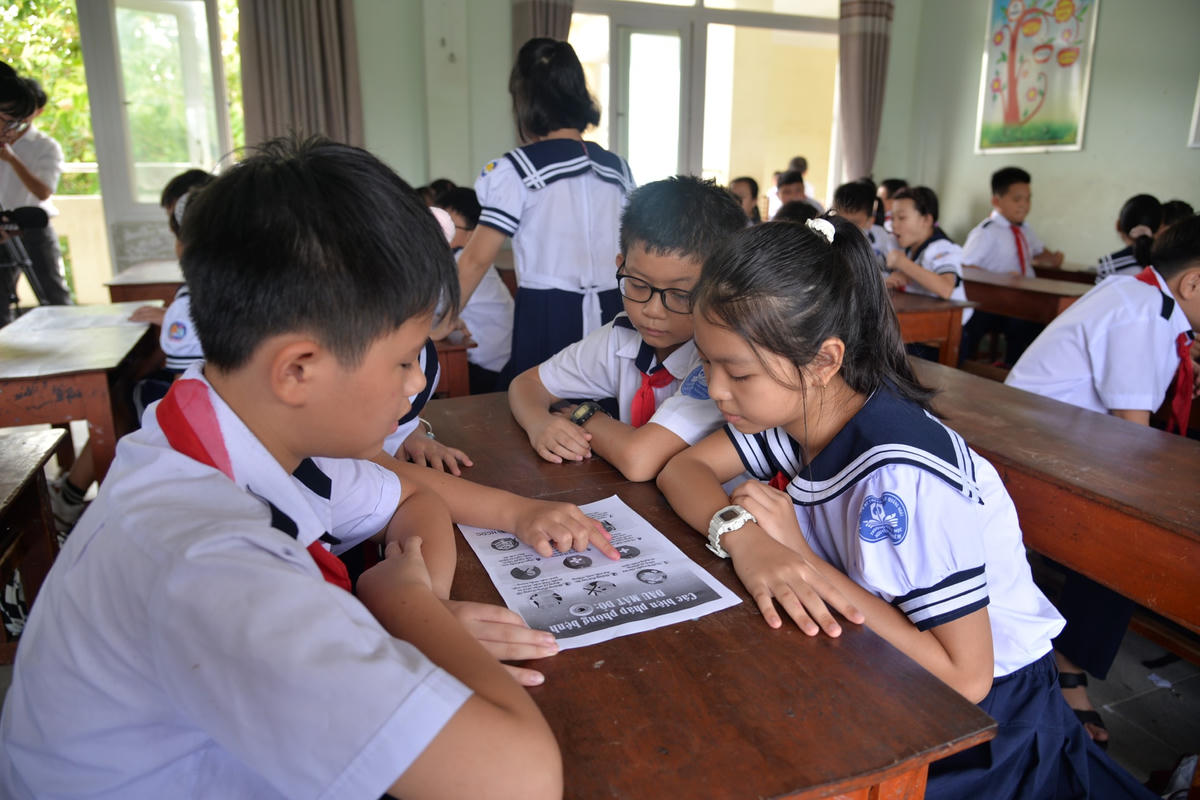 Học sinh Trường Tiểu học Tịnh Hiệp tìm hiểu về phòng chống lây lan bệnh đau mắt đỏ.