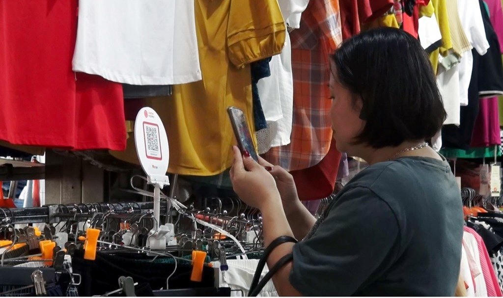 Việc mua bán được thuận tiện, nhanh chóng hơn nhờ mô hình chợ 4.0. Ảnh: TL.