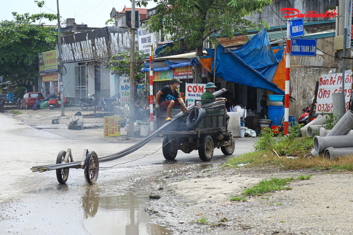 Xe tự chế chở vật liệu xây dựng dài hàng chục mét vẫn ngang nhiên hoạt động dù đã có lệnh cấm.