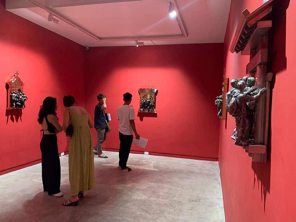 Tại triển lãm “Tất cả khởi hành”.
