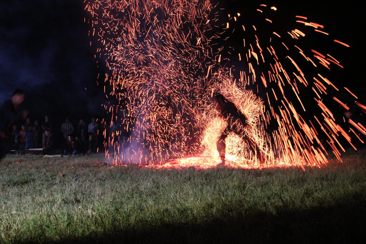 Đi chân trần nhảy múa trên đống than rực lửa có nhiệt độ lên tới 500 - 6000C vẫn là màn biểu diễn mang đầy tính thần bí mà du khách luôn chăm chú lắng xem, thót tim, thán phục sự dũng cảm của các chàng trai nơi đây.