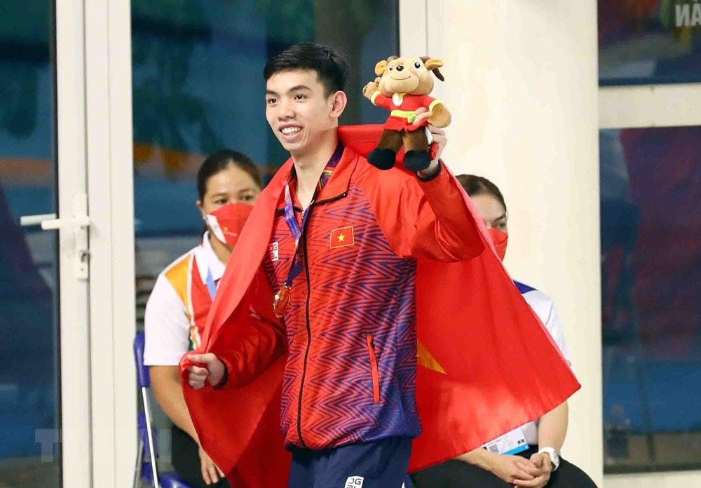 Niềm vui của Nguyễn Huy Hoàng (Việt Nam) giành Huy chương Vàng và phá kỷ lục SEA Games nội dung 400 m bơi tự do nam với thành tích 3 phút 48 giây 06. (Ảnh: TTXVN).