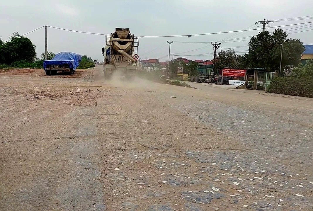 Phương tiện vận thải lưu thông trên mặt đê với tốc độ nhanh, tiềm ẩn nguy hiểm.