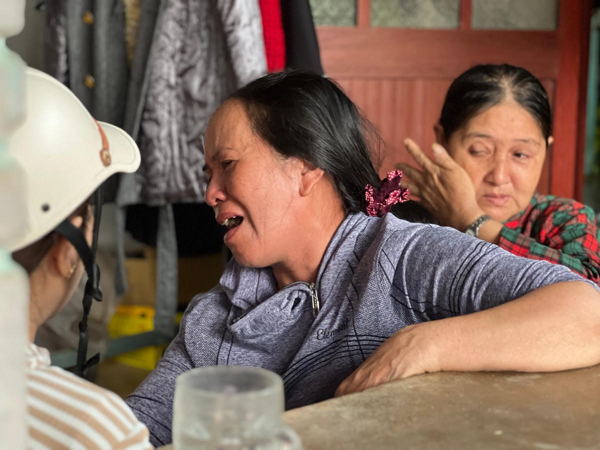 Người thân nạn nhân liên tục gào khóc.