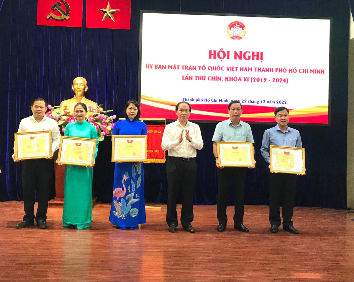 Phó Chủ tịch - Tổng Thư ký Lê Tiến Châu trao Bằng khen của UBTƯ MTTQ Việt Nam cho các cá nhân, tập thể xuất sắc.