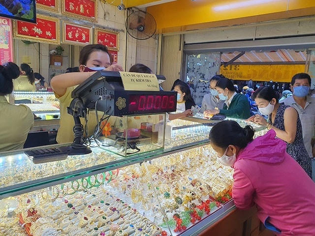 Nhiều giao dịch cho dù giá vàng đang neo cao.