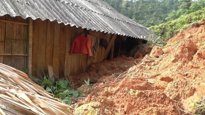 Nhà người dân bị đất lấp.