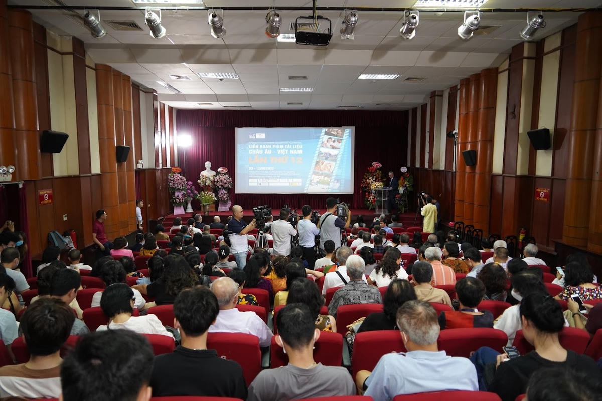 Liên hoan Phim tài liệu châu Âu - Việt Nam lần thứ 12 thu hút được sự quan tâm của đông đảo khán giả”.