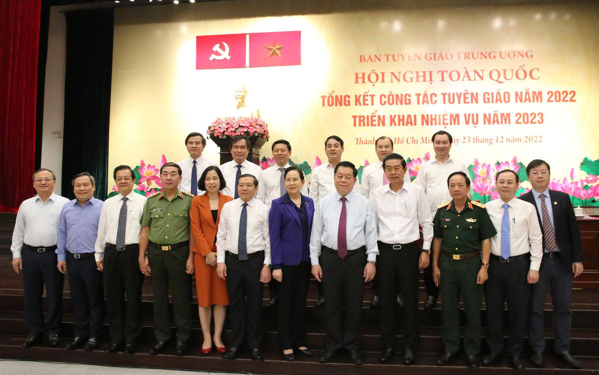 Các đại biểu chụp ảnh lưu niệm bên lề Hội nghị. (Ảnh: Hồng Phúc).