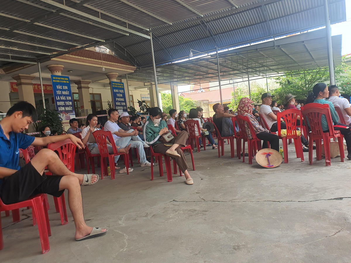 Nguời dân theo dõi phiên toà lưu động qua loa phát thanh tại UBND xã Hồng Thái.