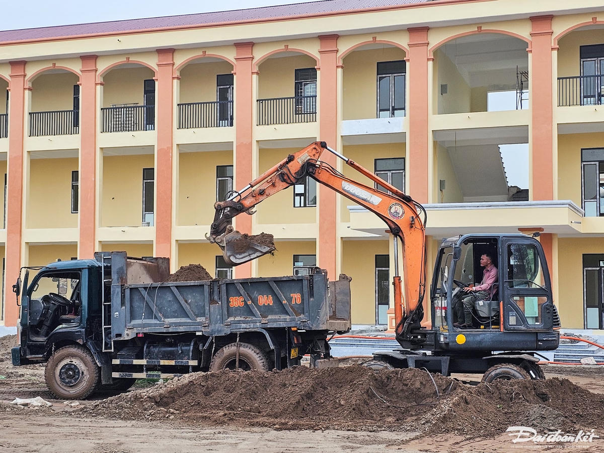 Ông Nguyễn Hoàng Anh, Phó Giám đốc Ban QLDA đầu tư xây dựng công trình dân dụng và công nghiệp tỉnh Ninh Bình, tính đến ngày 27/5, khối lượng thi công đã hoàn thành khoảng 55,1 tỷ đồng, ước đạt trên 80% toàn bộ dự án. Ảnh: Đình Minh