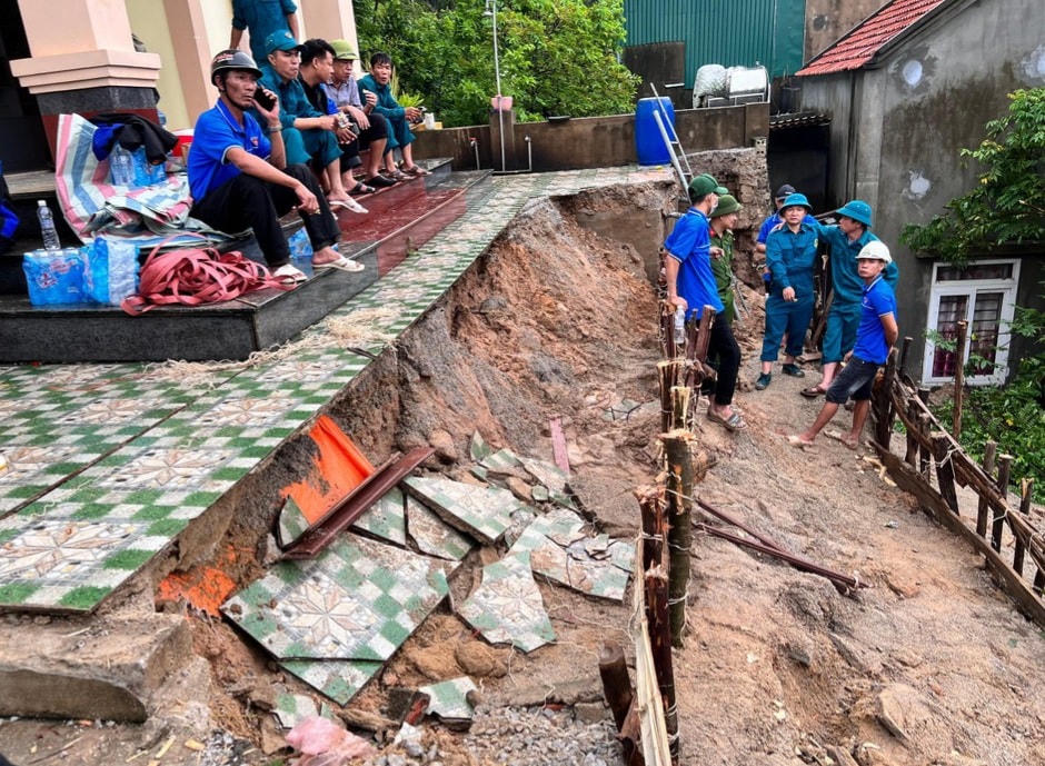 Sạt lở do bão số 4 tại Nghệ An.