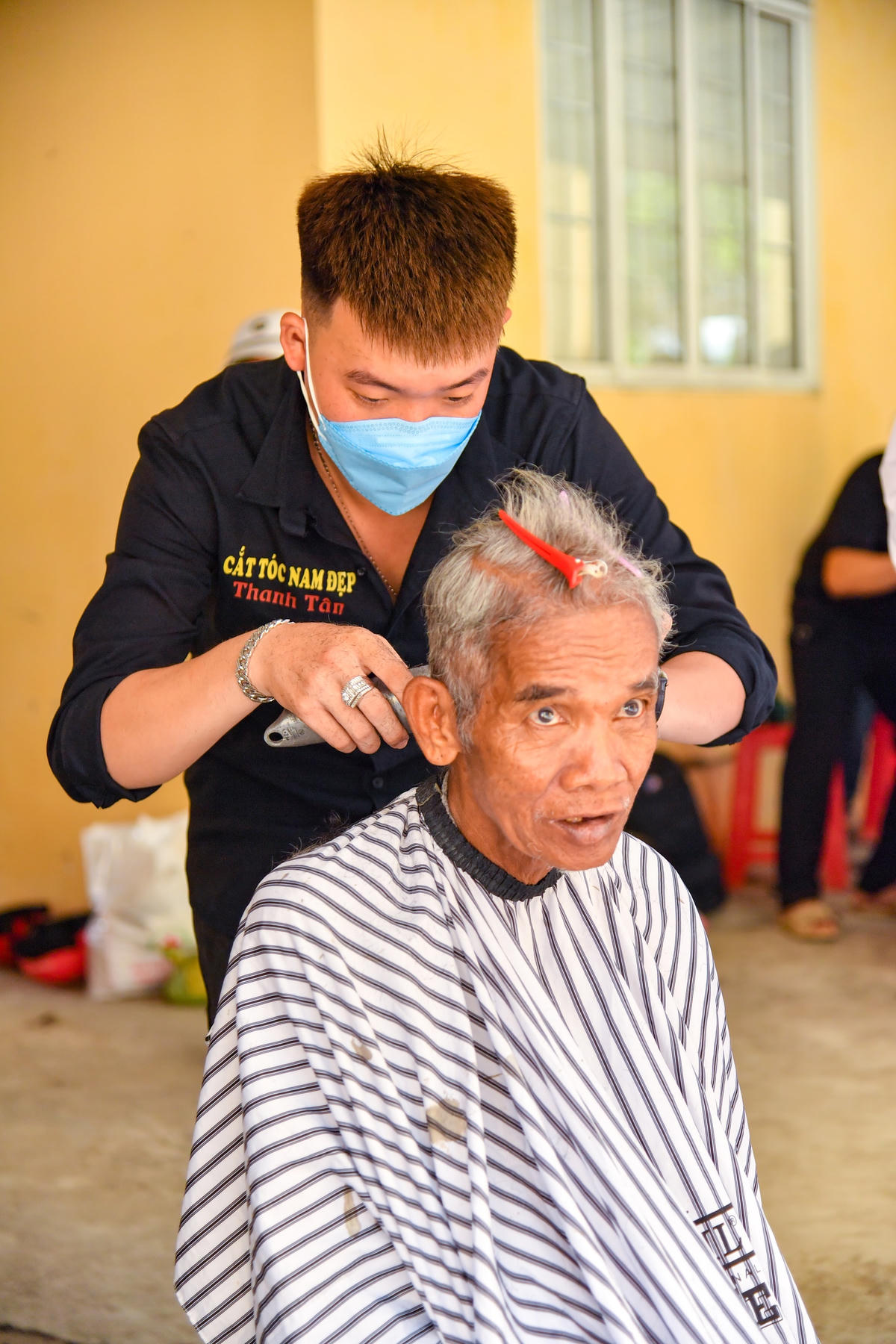 Người dân được cắt tóc miễn phí để vui Tết.